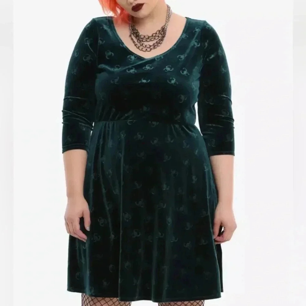 Her Universe Marvel Loki Velvet Embossed Dress Size XL Hot Topic Cosplay Green
